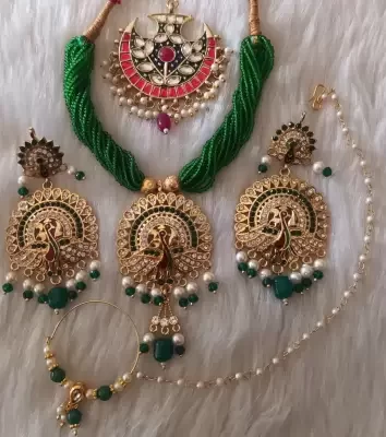 peacock pendant with big sige earrings and tikka