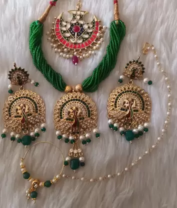 peacock pendant with big sige earrings and tikka