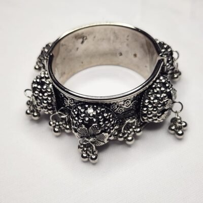 Black Metal Bracelet For Ladies